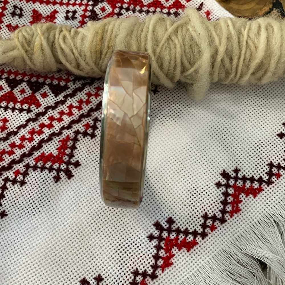 Pretty mother of pearl and silver tone bracelet in EUC.